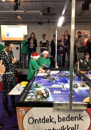 In de prijzen bij First LEGO League In de prijzen bij First LEGO League